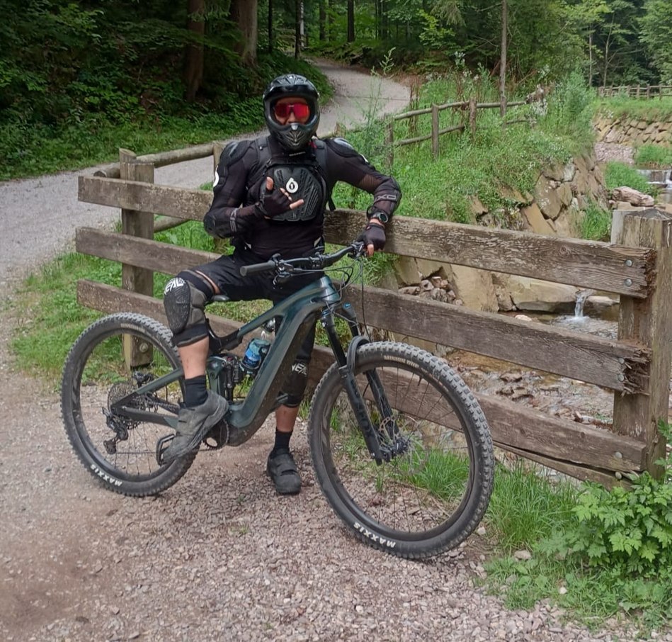 Manuele Miranda Serrani in voller Enduro-Ausrüstung mit E-Mountainbike