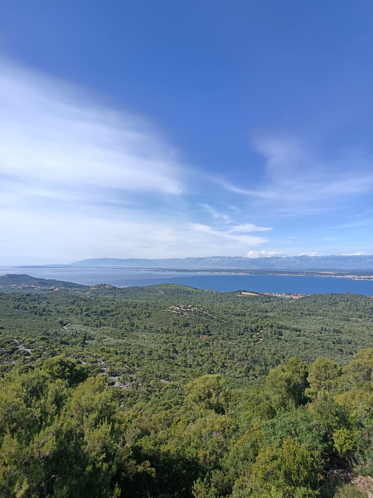 Zwei E-Mountainbikes am Aussichtspunkt über dem Zadar-Kanal