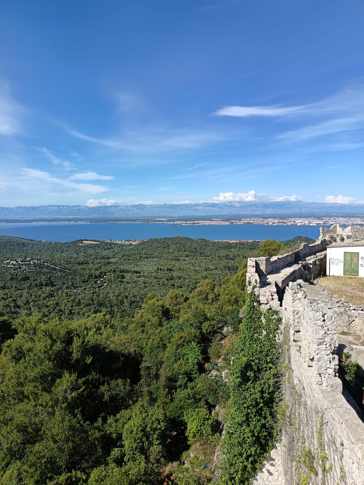 Mauern der Festung St. Michael mit Blick hinunter auf Preko
