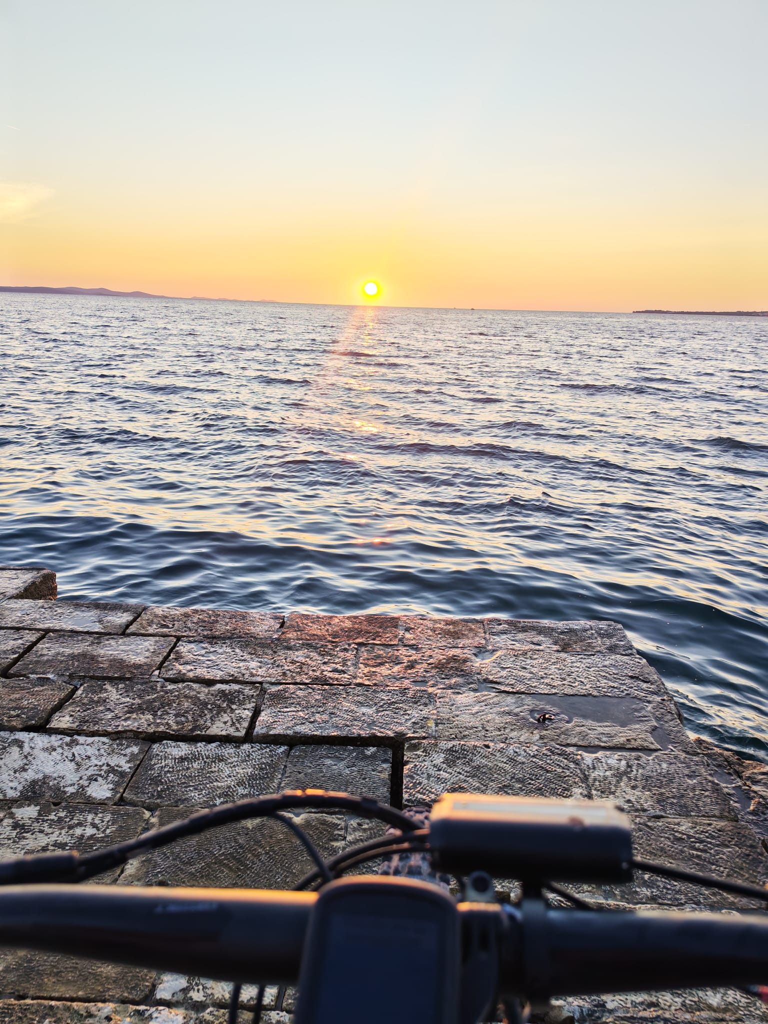 Sonnenuntergang über dem Meer, vom E-Bike an der Riva aus
