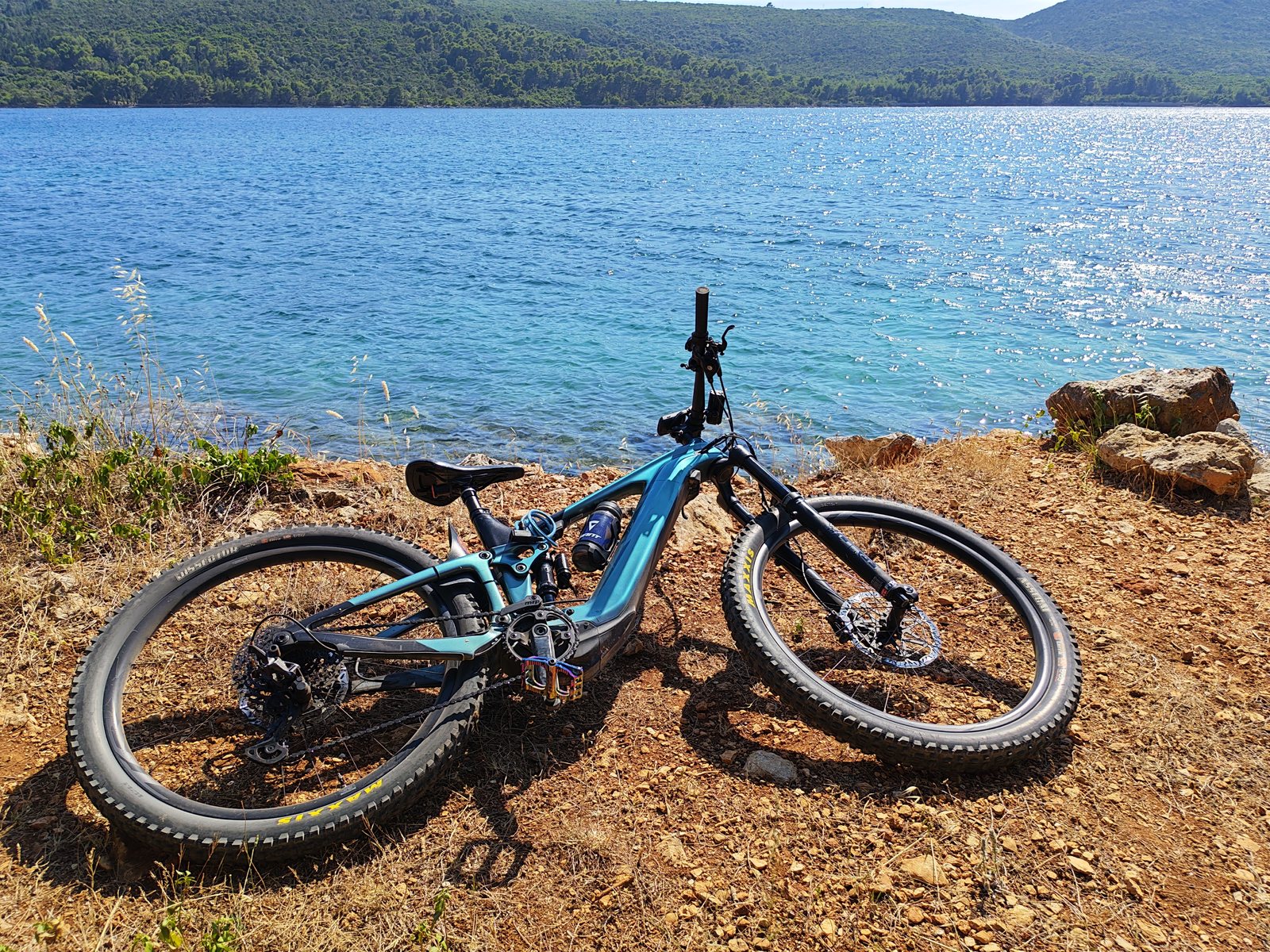 E-Mountainbike an einer türkisen Bucht auf Dugi Otok