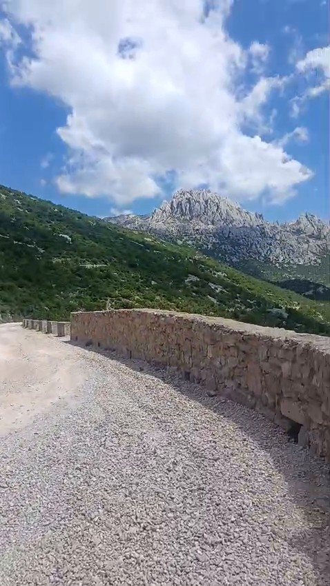 Historische Majstorska-Straße mit Steinmauer im Velebit