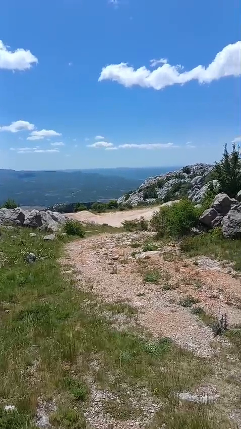 Schotter-Trail mit Blick zum Meer am Horizont