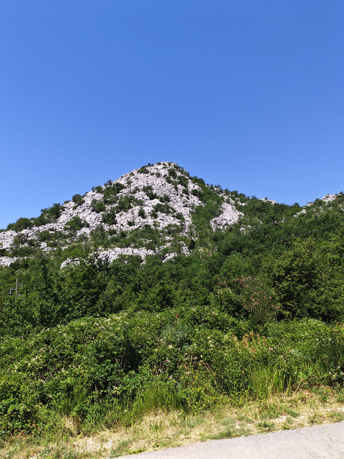 Markanter Karstfelsen über Veliko Rujno