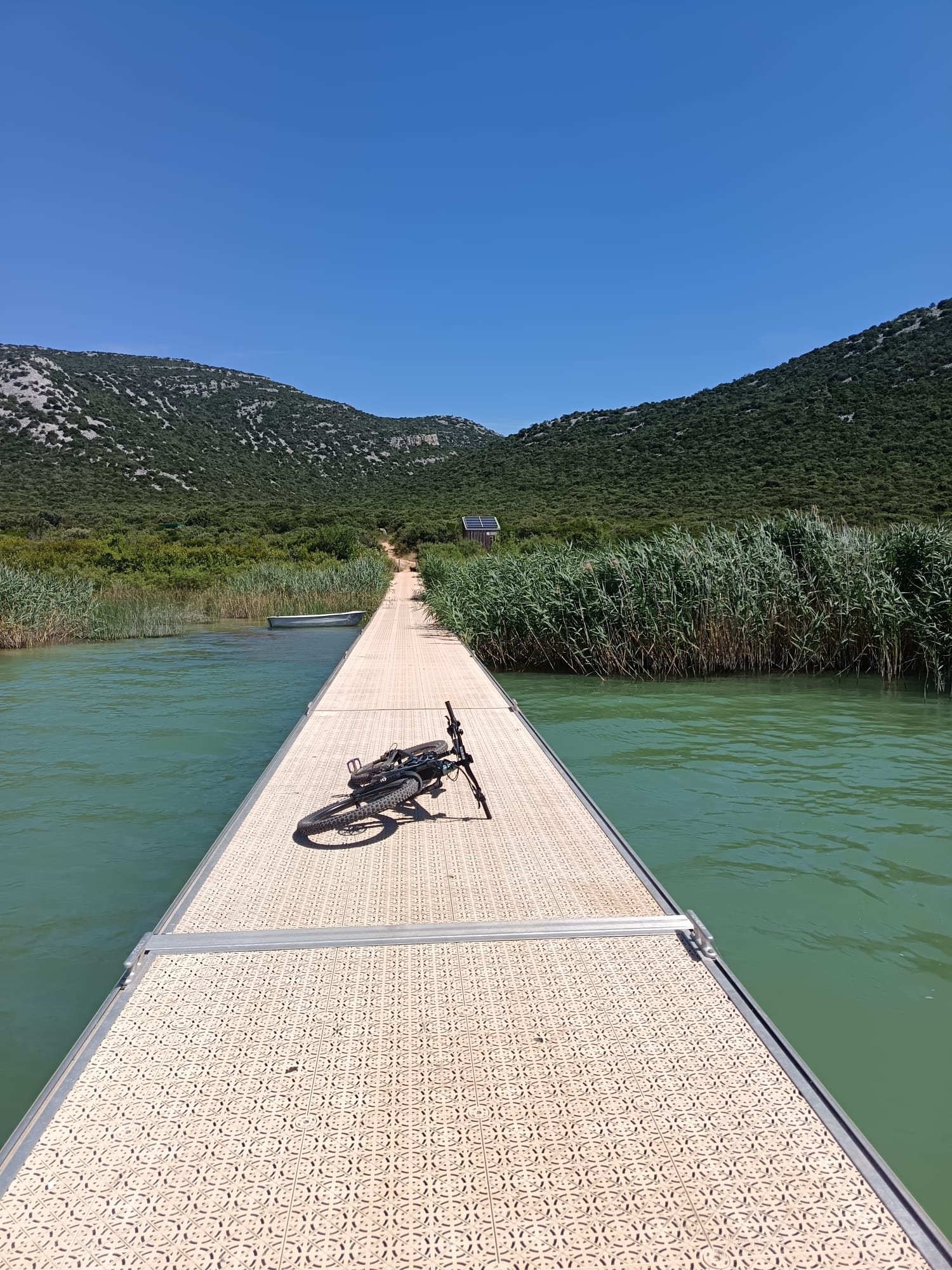 E-Mountainbike auf dem Holzsteg am Vrana-See