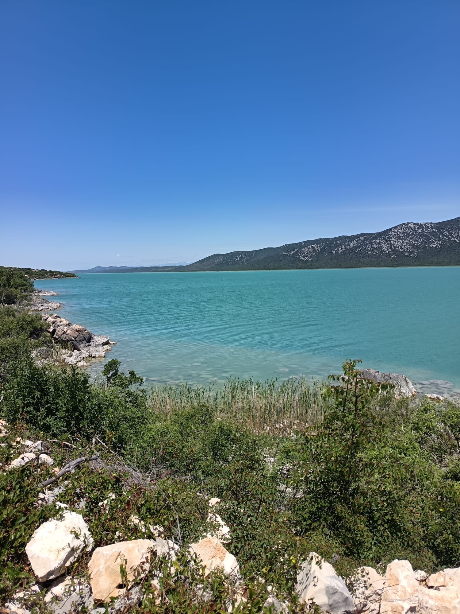 Blick über den Vrana-See zu den Bergen