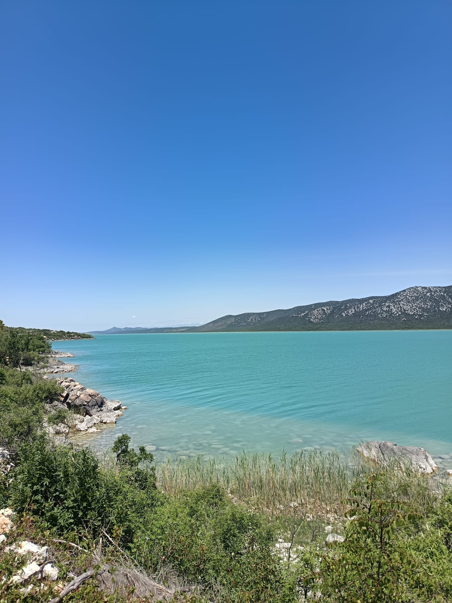 Türkises Wasser und felsiges Ufer am Vrana-See