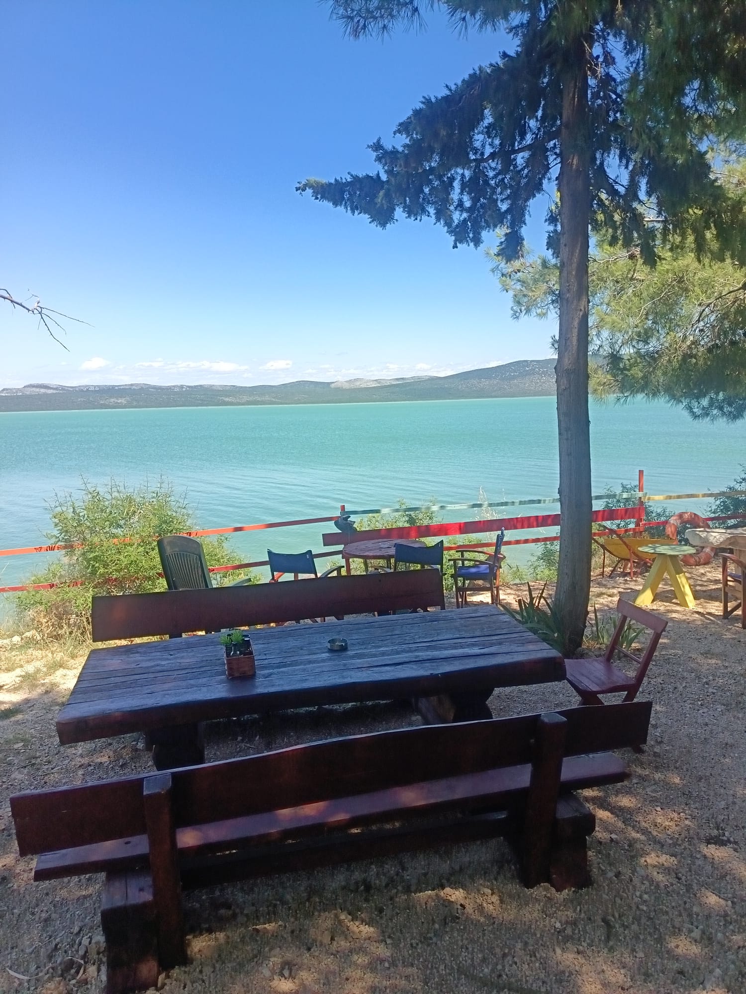 Rast-Terrasse mit Blick über den türkisen Vrana-See