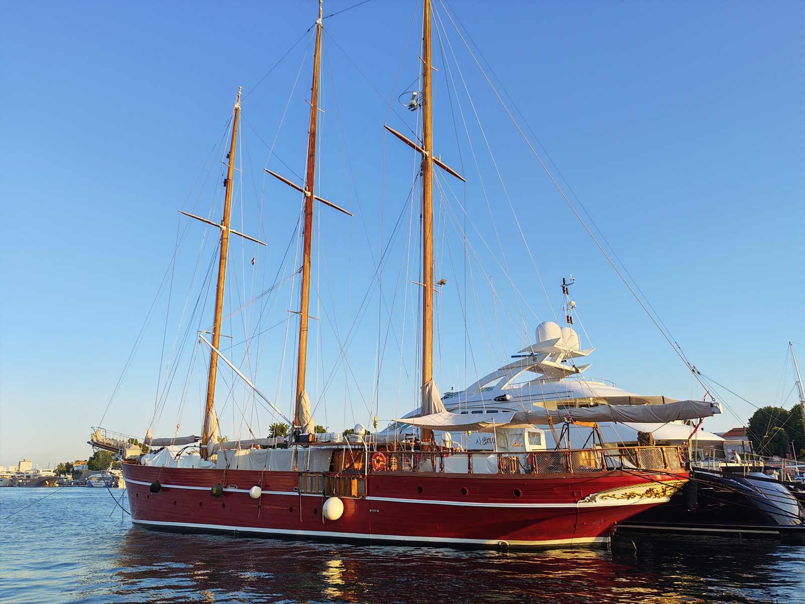 Segelschiff an der Riva von Zadar im Abendlicht